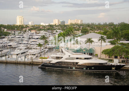 Yachts et bateaux amarrés à la Pier 66 Marina sur Ft Lauderdale's Intracoastal waterway, Ft Lauderdale, Florida, USA Banque D'Images