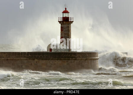 Les vagues de vent plus vieux phare et de la jetée de Porto Banque D'Images