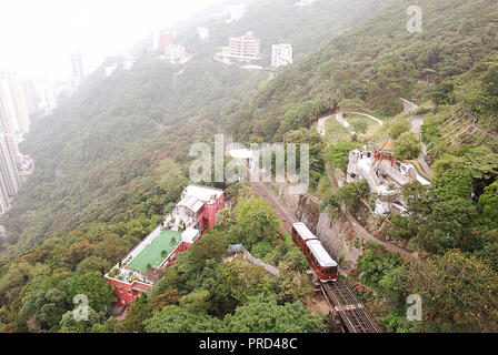 Avis de PEAK TRAM SUR LE CHEMIN VERS LE BAS, À PARTIR DE LA TOITURE DU PIC VICTORIA, HONG KONG Banque D'Images