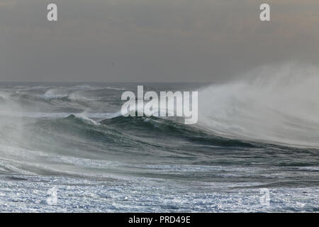 Les vagues de vent de l'océan de la pulvérisation. La côte portugaise en automne. Banque D'Images