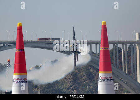 Porto, Portugal - septembre 1, 2017 : Red Bull Air Race. Journée de formation en avion voir manoeuvres serrées près du pont d'Arrabida. Banque D'Images