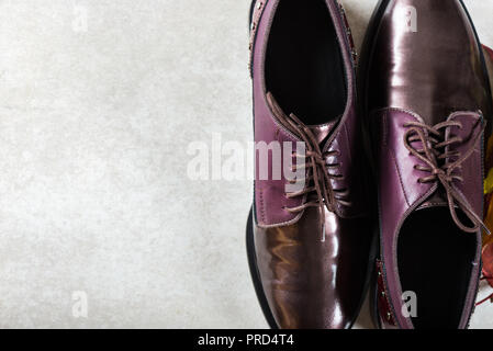 Lacet de cuir à la mode, chaussures Brogues en automne, fond gris. Vue de dessus, copiez l'espace, mise à plat Banque D'Images