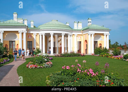 TSARSKOYE SELO, Saint - Pétersbourg, Russie â ? ? 25 juillet 2016 : les touristes près de bain froid Pavilion et Agate Chambres. Le premier plan est le jardin suspendu Banque D'Images