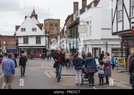 Vue en direction de la cathédrale, les gens dans votre marché, le centre-ville de St Albans, Hertfordshire, England, UK Banque D'Images