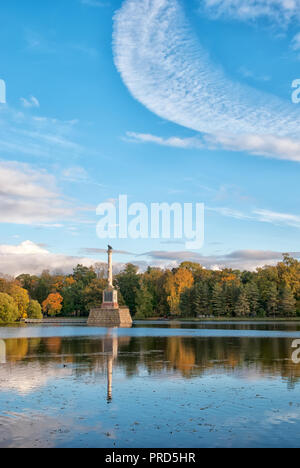 TSARSKOYE SELO, SAINT-PETERSBOURG, RUSSIE - 7 octobre 2017 : l'automne vue sur la colonne Chesme sur le grand étang dans le parc de Catherine. Banque D'Images