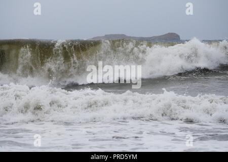 Fortes vagues et des vents violents ont été enregistrés en raison de l'adoption de 'Cyclone méditerranéen Zorba" qui fait rage en Grèce, Banque D'Images