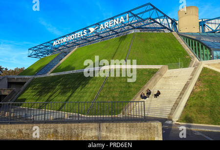 Arène AccorHotels ,à l'origine connu comme palais omnisports de Paris-Bercy est une piscine sports arena et salle de concert, qui se trouve sur le boulevard de Bercy, dans le 12e arrondissement de Paris, France Banque D'Images