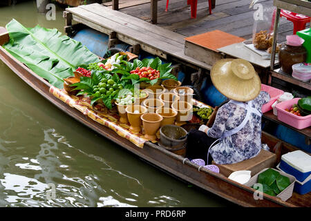 Dans la marine marchande traditionnelle Taling Chan marché flottant, Thaïlande Banque D'Images