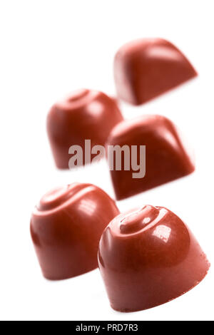 Bonbons de chocolat cinq isolé sur fond blanc Banque D'Images