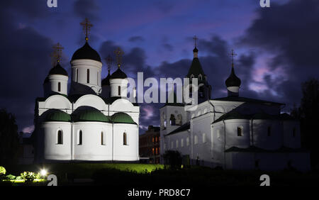 Photo de nuit de transfiguration orthodoxe russe monastère à Mourom, Russie Banque D'Images