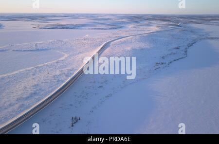 L'Autoroute de Tuktoyaktuk, Territoires du Nord-Ouest, vue aérienne, Brian Martin RMSF Banque D'Images