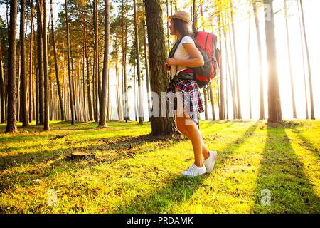 Happy woman randonnée dans les bois - aventure, Voyage, tourisme, randonnée pédestre et personnes concept . Banque D'Images