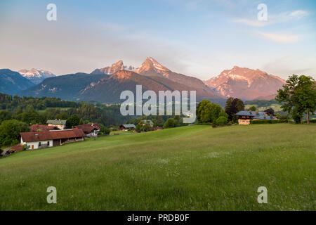 Massif du Watzmann et Hochkalter dans la lumière du matin en face de prés alpins, le parc national de Berchtesgaden, en Bavière Banque D'Images
