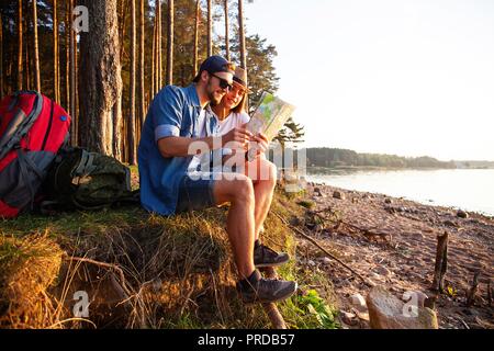 Couple heureux de partir en randonnée ensemble dans une forêt. Banque D'Images