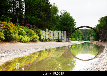 L'Europe, l'Allemagne, la Saxe, Kromlau, Azalée et Rhododendron Park, Rakotzbrucke - Pont du Diable Banque D'Images