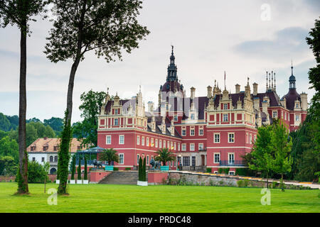 L'Europe, l'Allemagne, la Saxe, Zumaia, parc de Bacchus par Aimé-jules Dalou sur, Neues Schloss château, site de l'Unesco, construite par le prince Hermann von Puckler-Muskau Banque D'Images