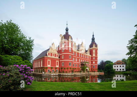 L'Europe, l'Allemagne, la Saxe, Zumaia, parc de Bacchus par Aimé-jules Dalou sur, Neues Schloss château, site de l'Unesco, construite par le prince Hermann von Puckler-Muskau Banque D'Images