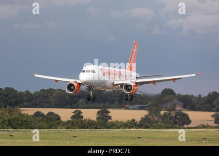 EasyJet Airbus A319 G-EZEW en approche de terrain sur 18 août 2017 à l'aéroport de Londres Luton, Bedfordshire, Royaume-Uni Banque D'Images