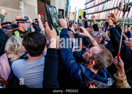 Les partisans de l'aile droite du film militant Tommy Robinson lui avec leurs téléphones portables en laissant l'ancienne 'Bailey' Court, London, UK Banque D'Images