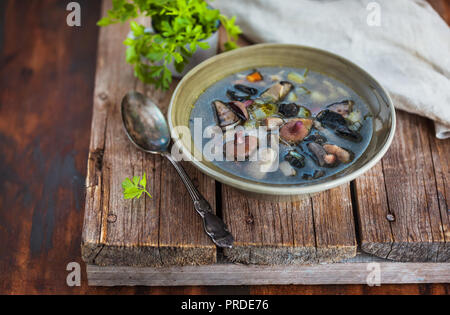 Maison délicieux potage aux champignons sauvages sur fond de bois rustique Banque D'Images
