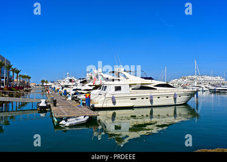 Une rangée de yachts à l'amarrage dans le port de plaisance de Vilamoura, Algarve, Portugal Banque D'Images