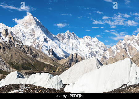 Masherbrum (K1) et Mandu pics de Goro II camping, Karakoram, Pakistan Banque D'Images