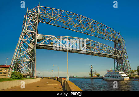 L'antenne du pont est un point de repère dans la ville portuaire de Duluth, Minnesota. Banque D'Images