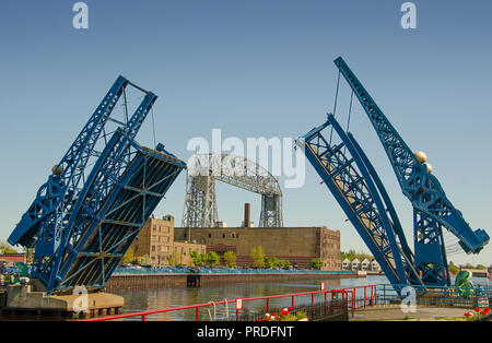 L'antenne du pont est un point de repère dans la ville portuaire de Duluth, Minnesota. Banque D'Images