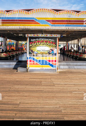 Dodgems bouclier électrique Location de manèges de la fête foraine sur la jetée de Brighton Banque D'Images