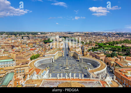 Vue sur la Place Saint Pierre dans la Cité du Vatican à partir de la Basilique Papale de Saint-Pierre Banque D'Images