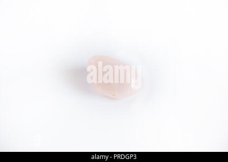 Pierre naturelle, rose quartz minéral isolé sur fond blanc Banque D'Images