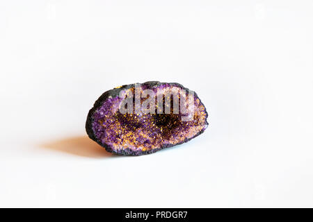 Purple Amethyst Crystal quartz avec l'intérieur de la pyrite isolated on white Banque D'Images