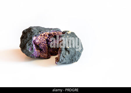 Purple Amethyst Crystal quartz avec l'intérieur de la pyrite isolated on white Banque D'Images