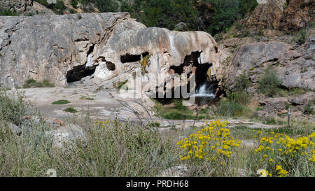 Oasis du désert et de la chute d'être sorti d'un rock Banque D'Images