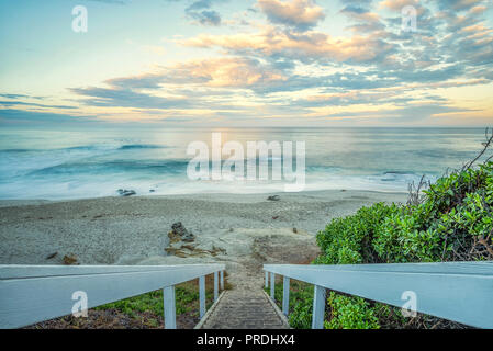 La Jolla, Californie, USA. Vue sur l'océan Pacifique et sur une plage de Windansea début octobre matin. Banque D'Images