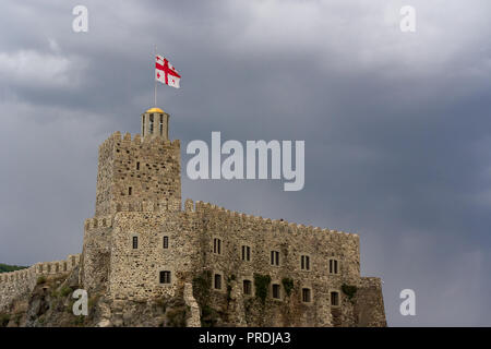 Rabati Château battant pavillon géorgien construit au sommet d'une falaise, est une forteresse en château Akhaltsikhe, Géorgie. Banque D'Images