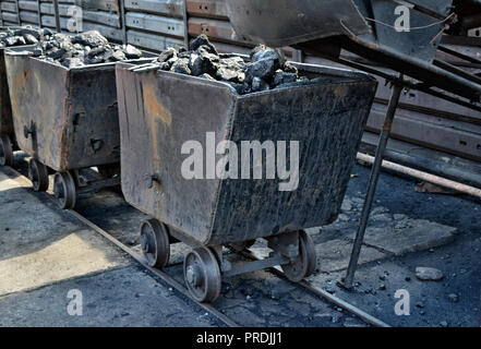 Le chargement et le transport de wagons de charbon dans la mine de charbon Banque D'Images