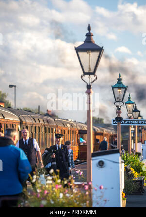 Plate-forme animée à la station Kidderminster du Severn Valley Railway. Chemins de fer anciens. Banque D'Images