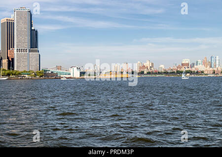 La ville de New York, USA - 11 juin 2017 : Le Staten Island Ferry terminal accosté à Battery Park, New York City Banque D'Images