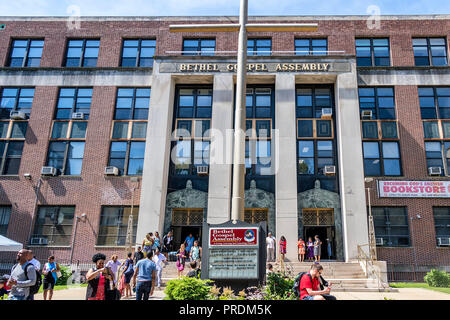 La ville de New York, USA - 11 juin 2017 : les gens sortir bethel gospel assemblée après le service du dimanche à Harlem, New York Banque D'Images