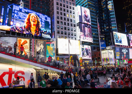 La ville de New York, USA - 8 juin 2017 : Activité à Times Square la nuit autour de l'escalier rouge TKST , à New York le 8 juin 2017 Banque D'Images