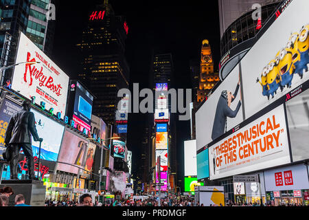 La ville de New York, USA - 8 juin 2017 : l'activité de nuit Times Square à New York le 8 juin 2017 Banque D'Images