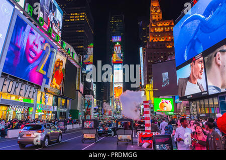 La ville de New York, USA - 8 juin 2017 : l'activité de nuit Times Square à New York le 8 juin 2017 Banque D'Images