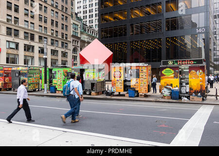 La ville de New York, USA - 8 juin 2017 : vue arrière de camions de nourriture de vendeurs de rue à New York City le 8 juin, 2017 Banque D'Images
