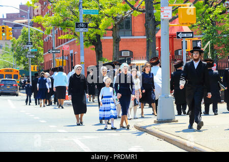 Les Juifs orthodoxes portant des vêtements spéciaux pour le Chabbat, à Williamsburg, Brooklyn, New York Banque D'Images