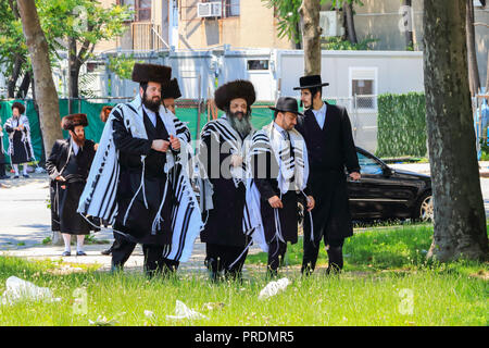 Les Juifs orthodoxes portant des vêtements spéciaux pour le Chabbat, à Williamsburg, Brooklyn, New York Banque D'Images