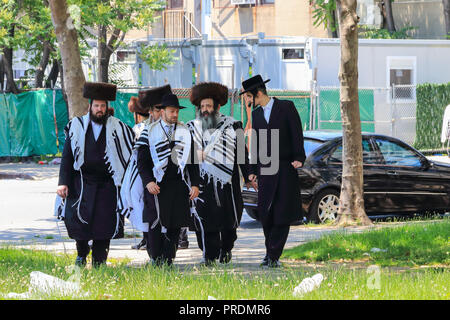 Les Juifs orthodoxes portant des vêtements spéciaux pour le Chabbat, à Williamsburg, Brooklyn, New York Banque D'Images