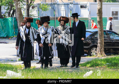 Les Juifs orthodoxes portant des vêtements spéciaux pour le Chabbat, à Williamsburg, Brooklyn, New York Banque D'Images