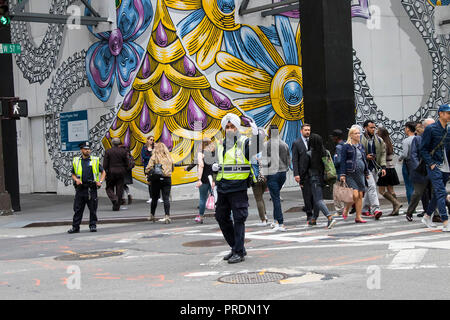 La ville de New York, USA - 7 juin 2017 : agent de police porte turban avec insignia attaché à Manhattan Banque D'Images