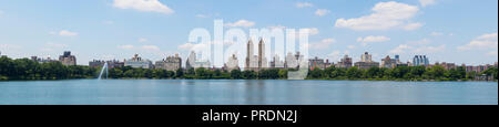 Panorama haute résolution du Central Park West skyline et le réservoir Jacqueline Kennedy à New York avec les gratte-ciel appartement au-dessus du lac de w Banque D'Images